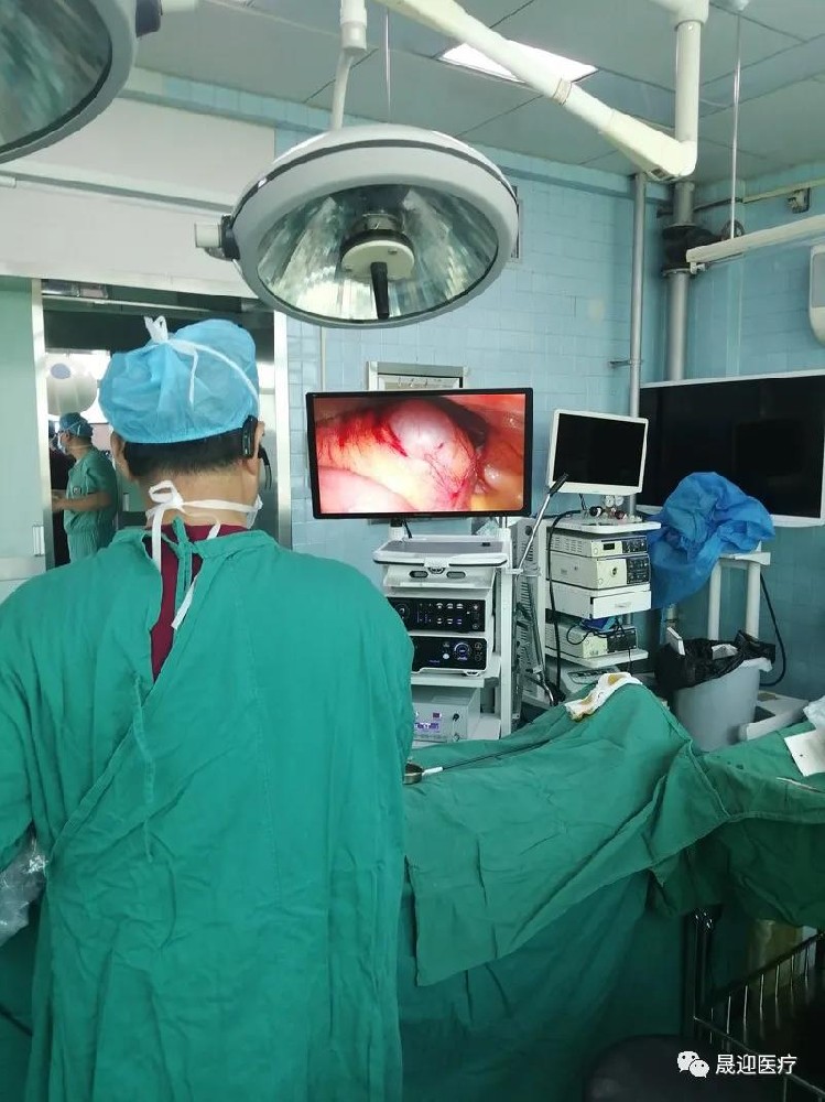 4K腹腔镜做手术1.jpg